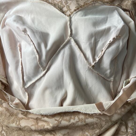 Vintage 60s Artemis Size Medium Nude Lace Fully Lined Slip Nightgown Scallop Hem - Picture 7 of 11
